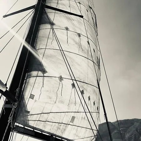 Botel Sirdrake Salerno